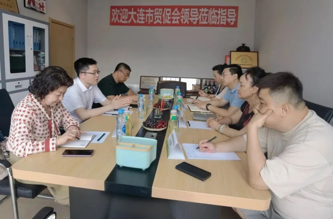 大連市貿(mào)促會(huì)叢陽(yáng)副會(huì)長(zhǎng)、王曉紅部長(zhǎng)、陳峰部長(zhǎng)一行蒞臨遼寧超越國(guó)際展覽公司指導(dǎo)工作